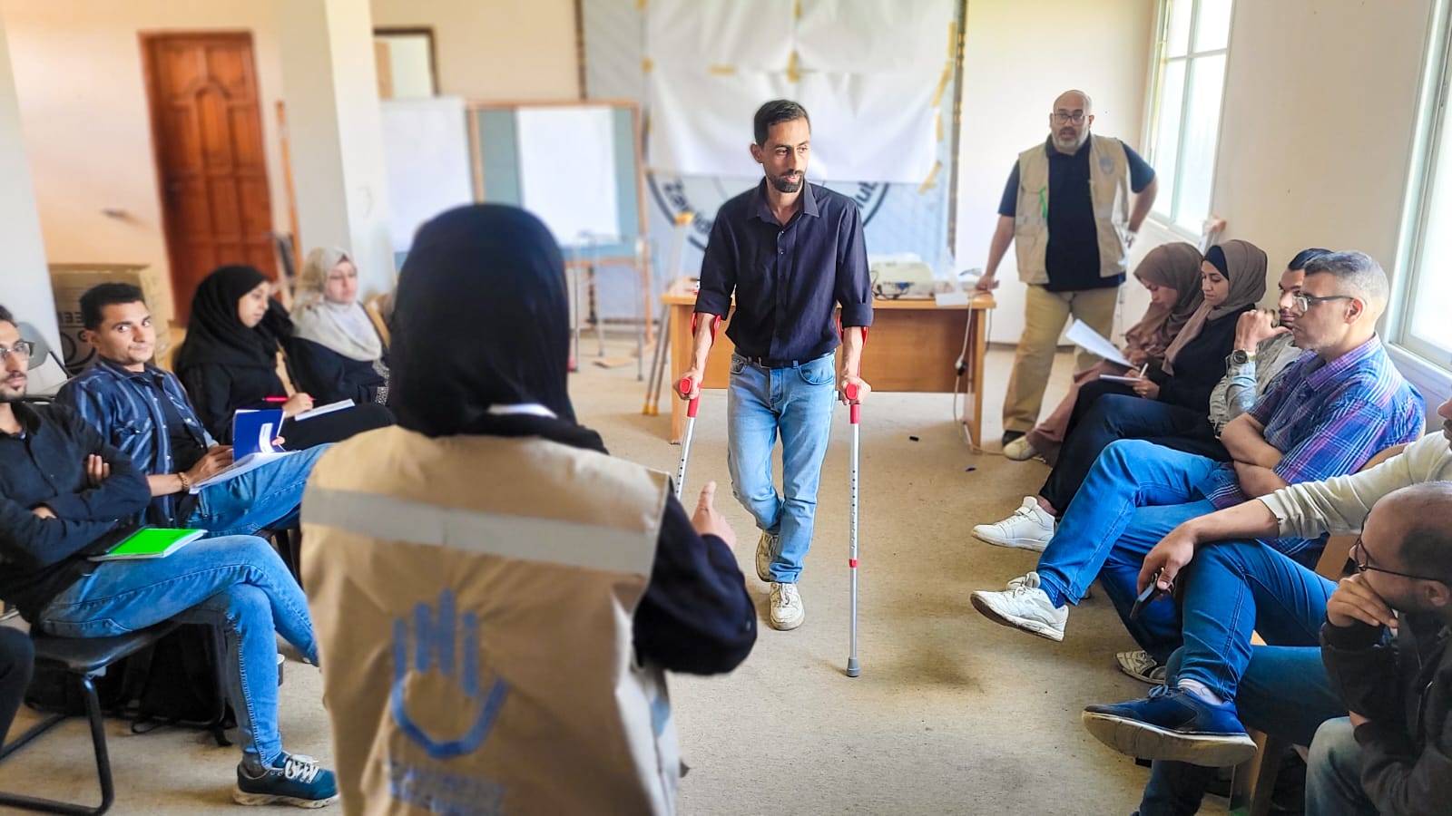 A Gaza Centre, Handicap International forme les bénévoles en réadaptation à utiliser les appareils de mobilité et à transmettre les bons messages aux bénéficiaires qui recevront ces appareils. 