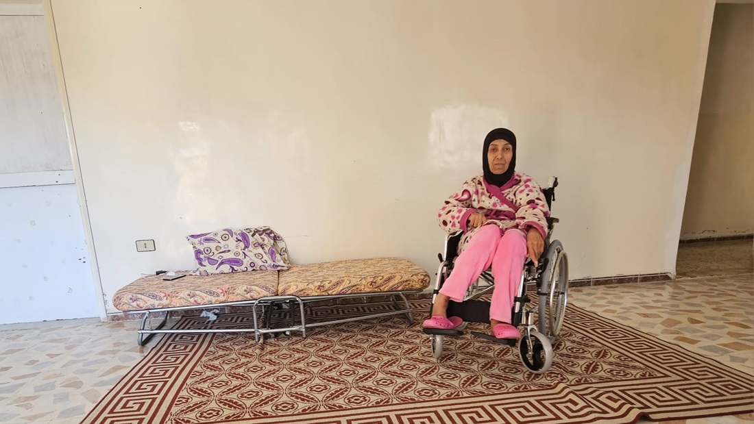 Hayat, 63 ans, est née avec une infirmité motrice cérébrale. Sa vie est devenue plus difficile depuis qu'elle a été contrainte de fuir les attaques contre son village natal dans le sud du Liban, près de la frontière avec Israël. Elle est soutenue par Handicap International et ses partenaires - juillet 2024