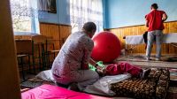 Des soignants font faire des exercices de réadaptation à des enfants polyhandicapés, dans un centre d’accueil à l’ouest de l’Ukraine.  