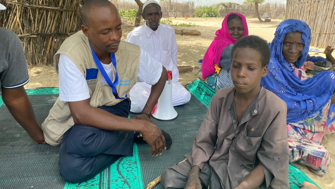 Mahamat avec un agent de HI dans le camp de déplacés de Kousseri