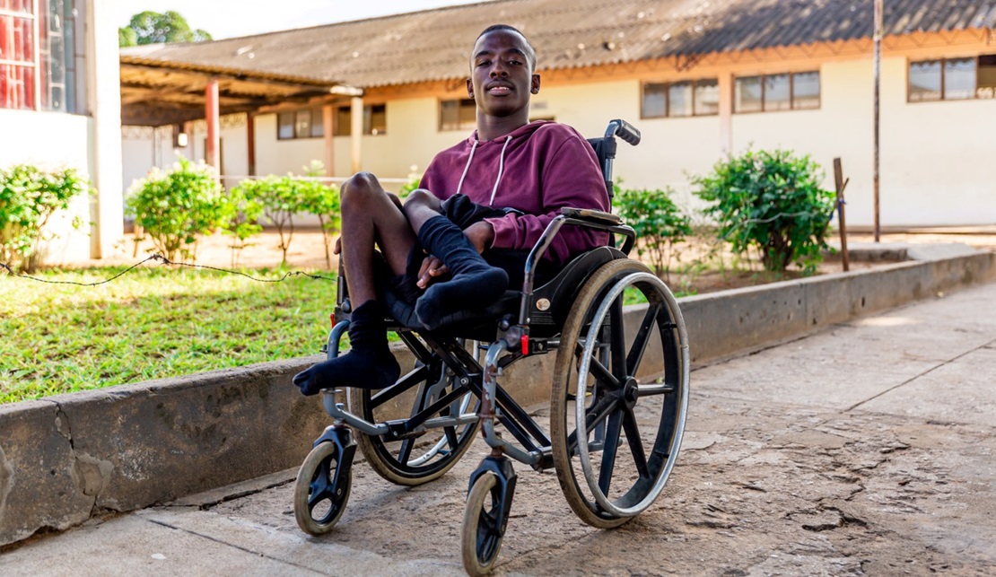 Mario, jeune étudiant de Madagascar dans on fauteuil roulant. 