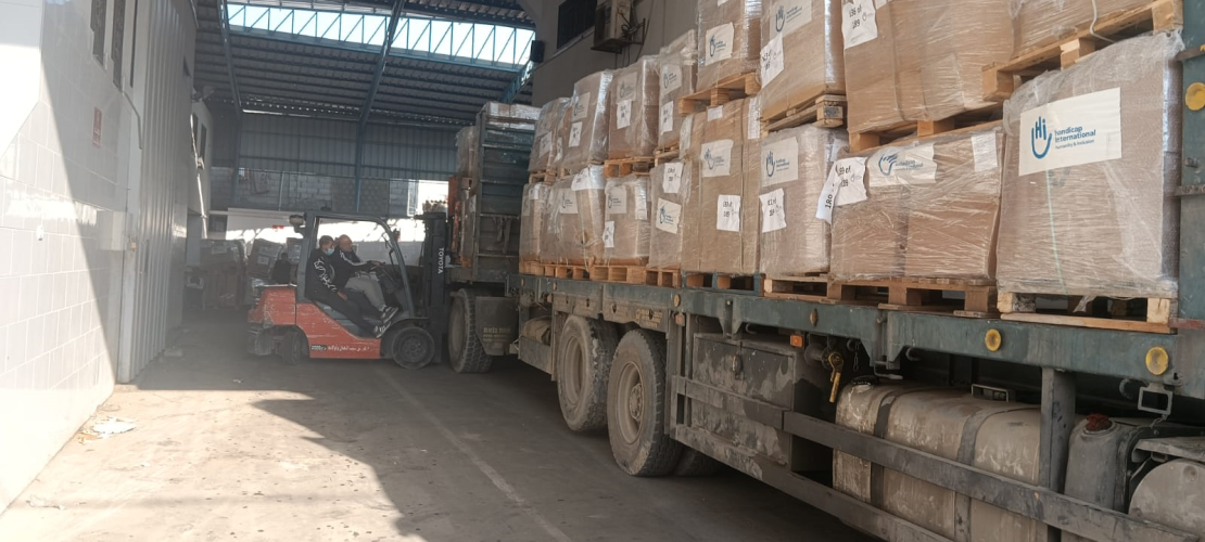 Vrachtwagen volgeladen met dozen hulpgoederen.