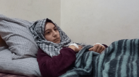 Rema, 13 ans, habitante de la région de Jenderes dans le nord-ouest de la Syrie a amputée de la jambe droite lors de l’effondrement de son immeuble suite au violent tremblement de terre. La jeune fille témoigne depuis son lit d'hopital.  