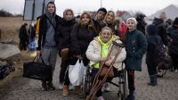 Medyka, Pologne. Alla (en fauteuil roulant) et sa famille arrivent à Medyka après avoir traversé la frontière entre l'Ukraine et la Pologne. 
