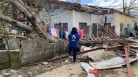 La responsable des opérations de HI Philippines Indonésie, Melanie Ruiz, au milieu des destructions dans la ville de Surigao, Philippines. 