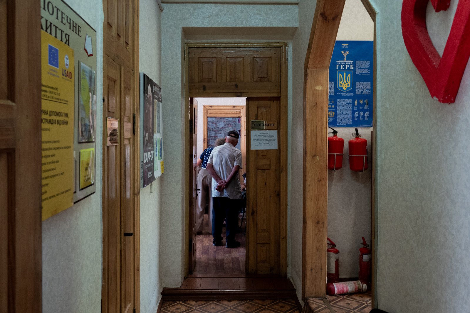 Des déplacés Ukrainiens attendent d’être reçus par les équipes de protection de Handicap International dans la bibliothèque pour enfants de Yurivka, dans l’Est de l’Ukraine.  