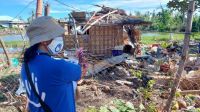 ARCHIEF: Melanie Ruiz meet de schade op na de doorkomst van tyfoon Odette in december 2021 in de Filipijnen.