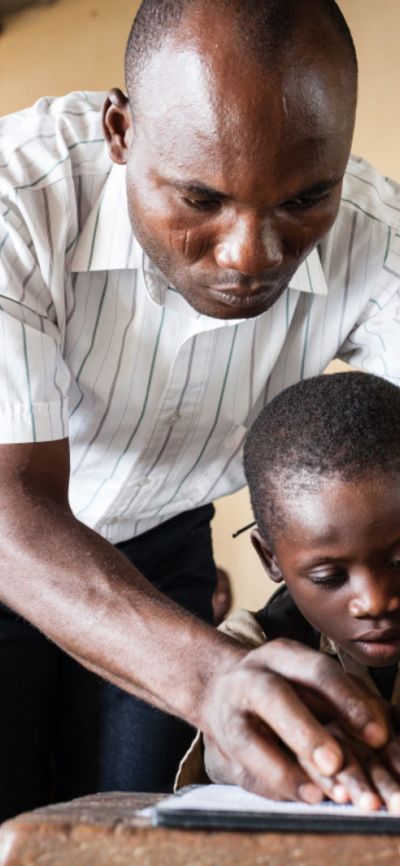 Trésor is 7 jaar en slechtziend. Hij leert braille in een gewone school.