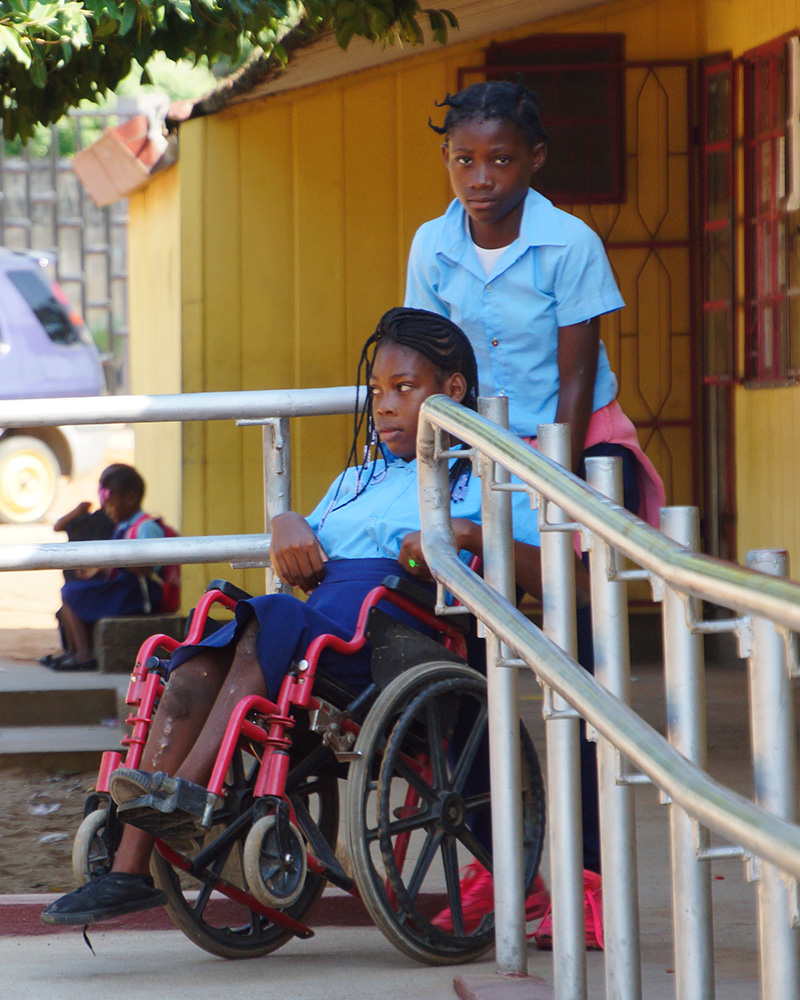 Chelsia, 14 ans, fréquente désormais une école aménagée et accessible