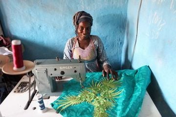 Mali, Suzanne est bossue. Handicap International l'accompagne pour créer son activité de couturière