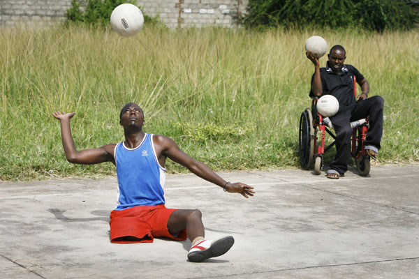 Une personne handicapée joue au foot au Burundi