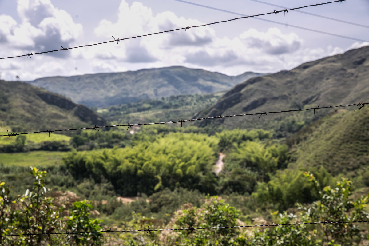 Un paysage de montagne en Colombie, verdoyant et vallonné