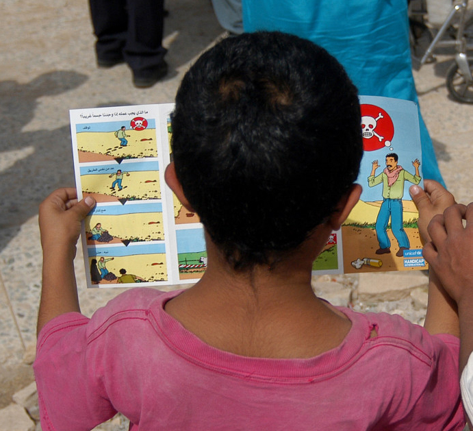 Jongetje leest een voorlichtingsbrochure