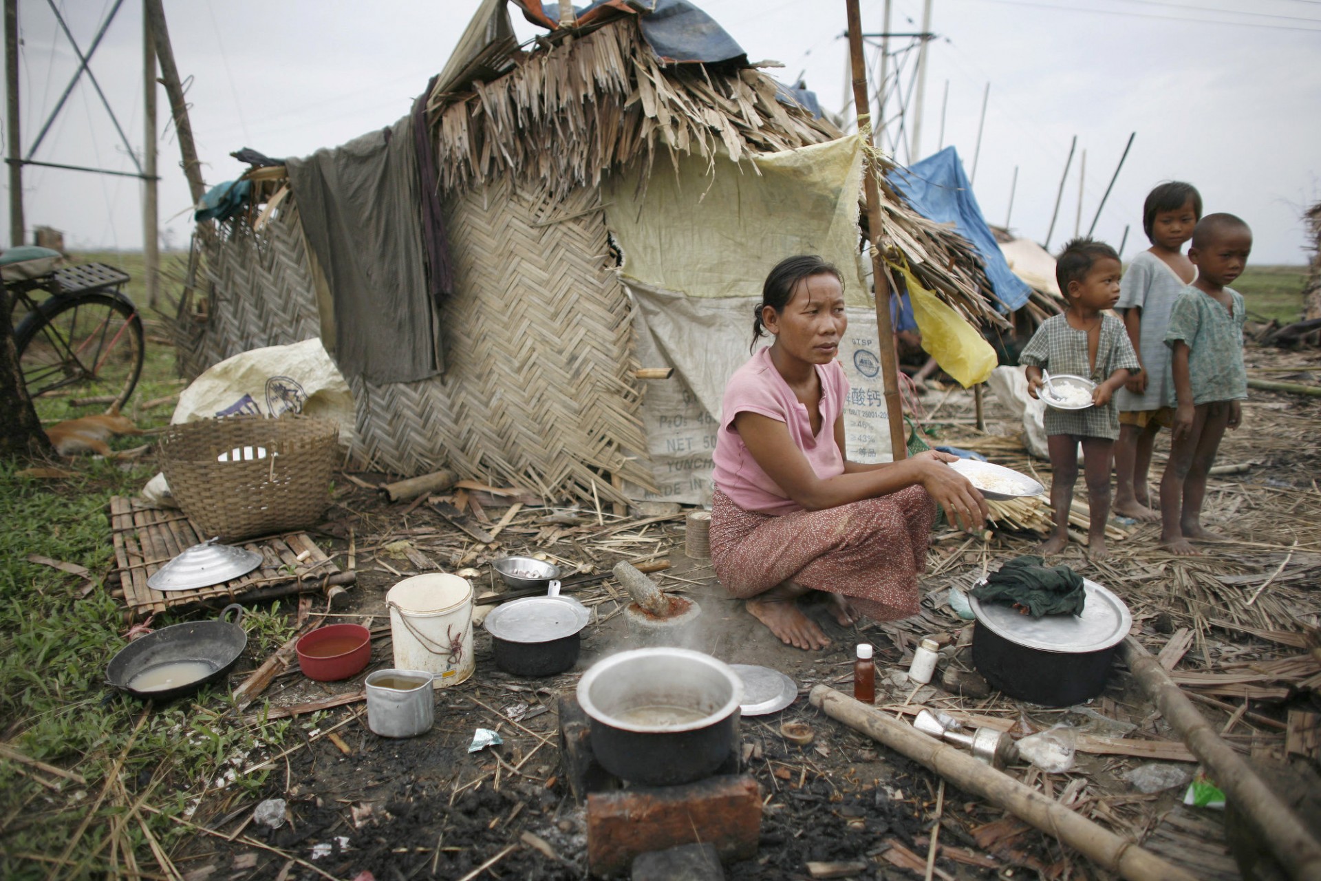 Une maman et ses enfants frappés par le cyclone Nargis, au Myanmar 