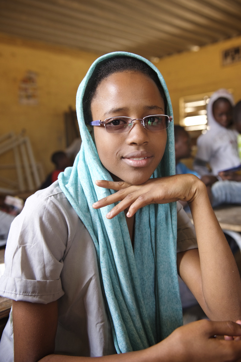 Portrai d'Adama portant ses lunettes