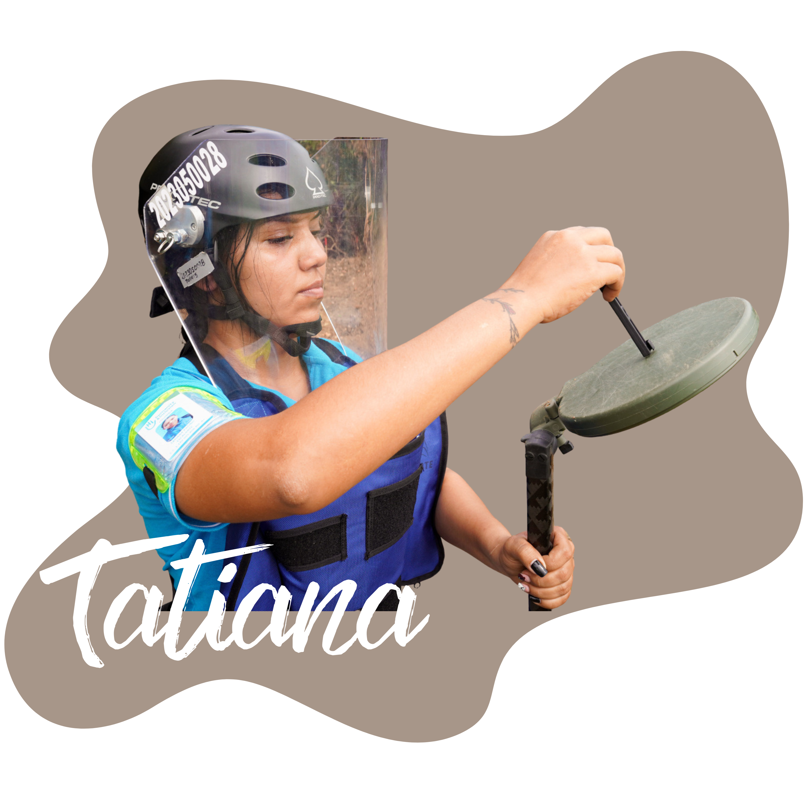 Tatiana, une femme démineuse colombienne en tenue de protection, examine son détecteur de mines