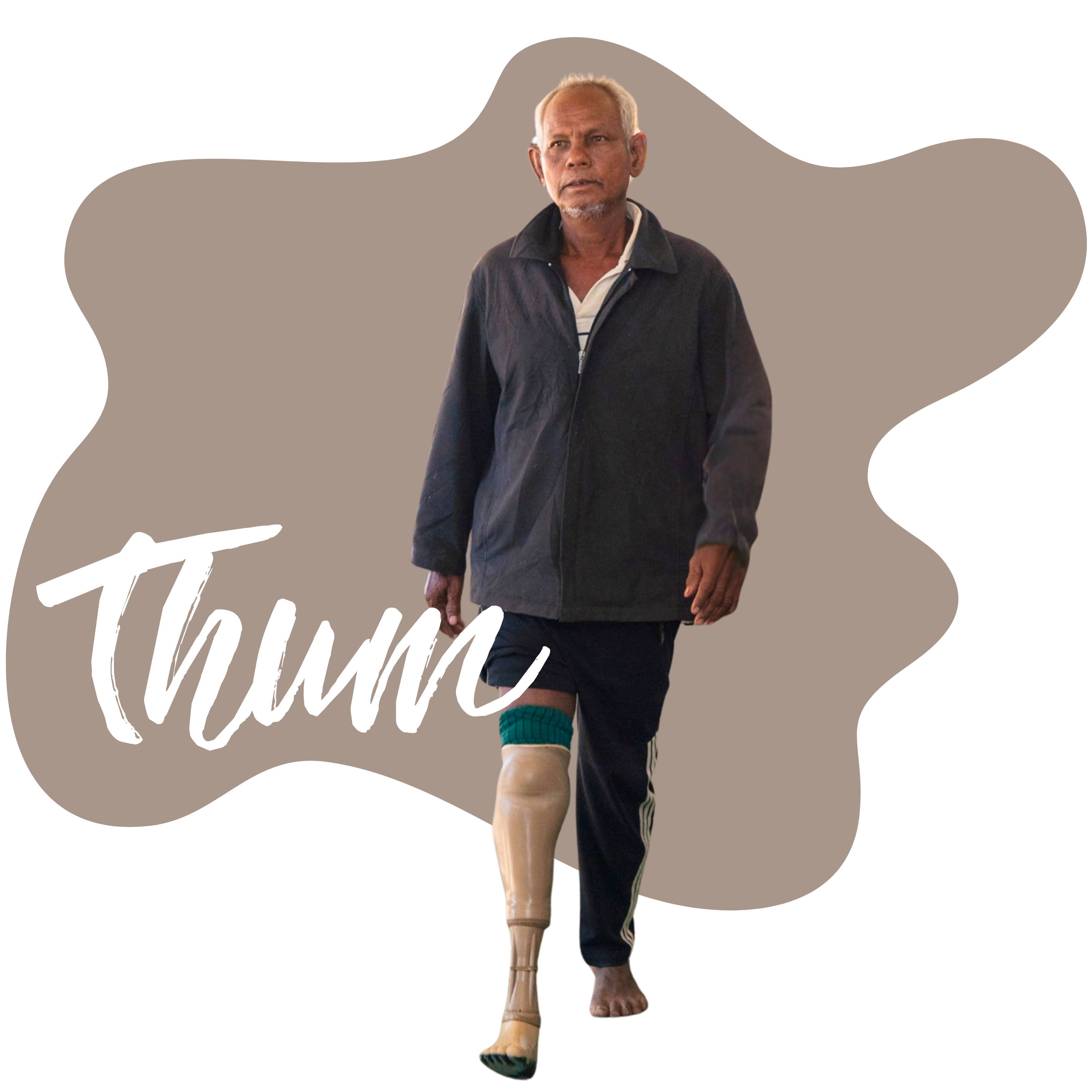 Thum, homme asiatique aux cheveux blancs amputé de la jambe droite. Il est équipé d'une prothèse et fait un pas en avant.